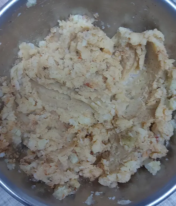 Écraser les  pommes de terre pour former une purée