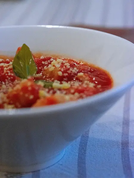 Gnocchi de ricotta à la sauce tomate, fromage et basilic