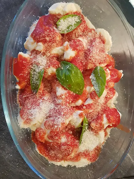 Verser la pulpe de tomate sur les gnocchis 
