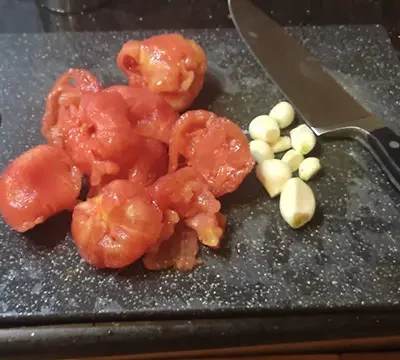 Préparer les tomates et l’ail. 