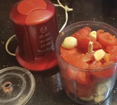 Mixer les tomates et l'ail.
