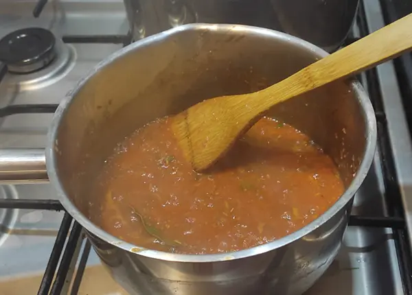 Cuire la sauce tomate.