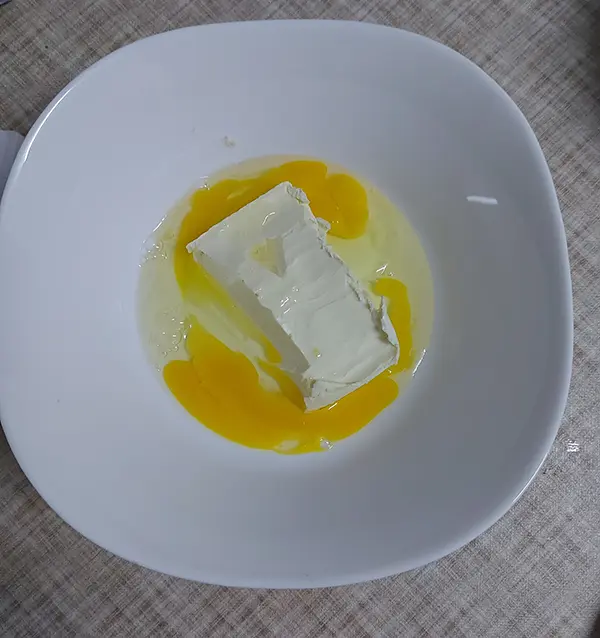 Mixer e beurre et les œufs 