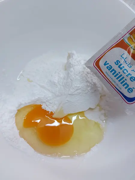 Mélanger le beurre et l'œuf avec les 2 sucres (glace et vanillé)