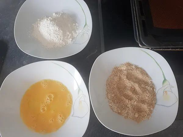 Mixture de farine, chapelure, œuf