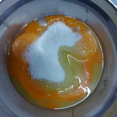 mélanger le jaunes d’œufs avec le sucre et la vanille