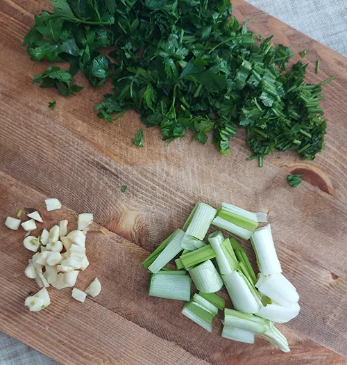 coupez et hachez les légumes 