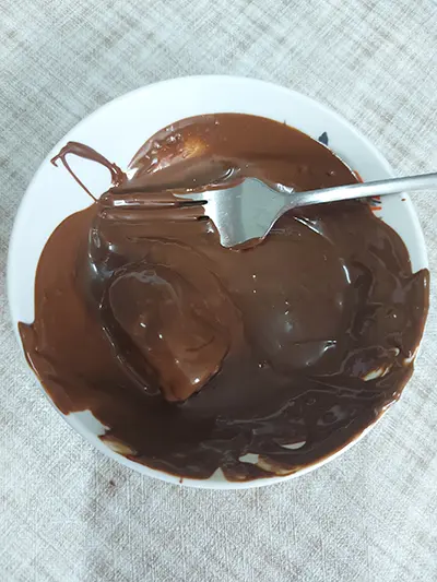 plonger les dattes dans le chocolat