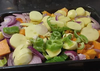 Mettre les légumes dans le plat.