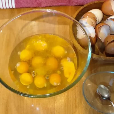Casser les œufs.