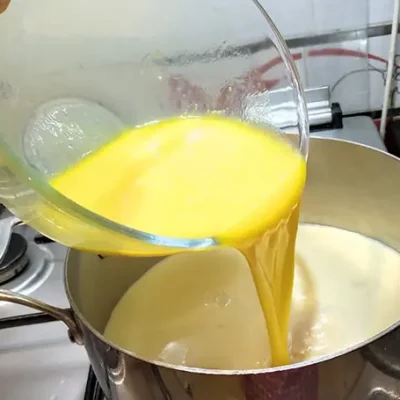 Incorporer le mélange œufs.