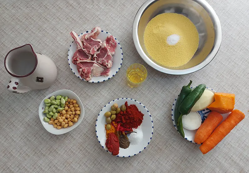 ingrédients de couscous traditionnel aux légumes et à la viande