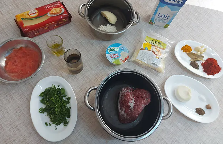 Ingrédients pour une Lasagne traditionnelle avec de sauce tomates et béchamel