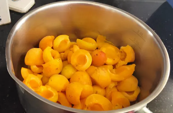 Préparer les abricots.
