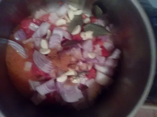 Préparer la sauce tomate.