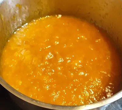 Confiture d'abricot cuite.