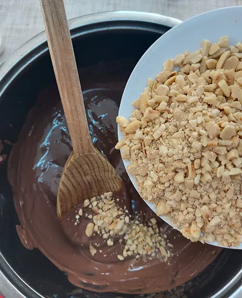 mélanger le chocolat et les cacahuètes