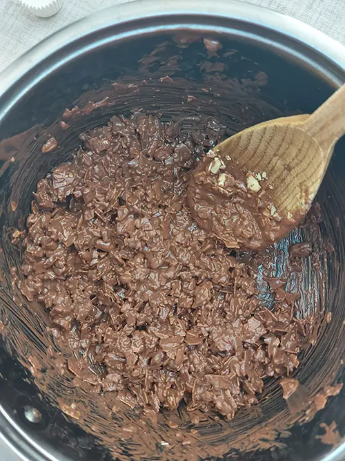 mélanger les céréales avec la préparation au chocolat 