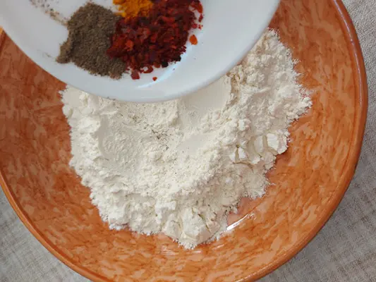 préparer la chapelure de farine/épices 