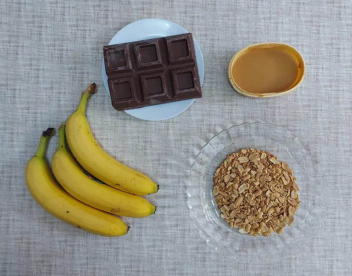 ingrédients de banane enrobée de chocolat, façon Snickers