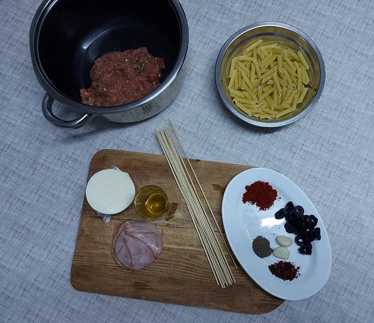 ingrédients pour brochettes de pâtes gratinées au four avec sauce tomate et fromage