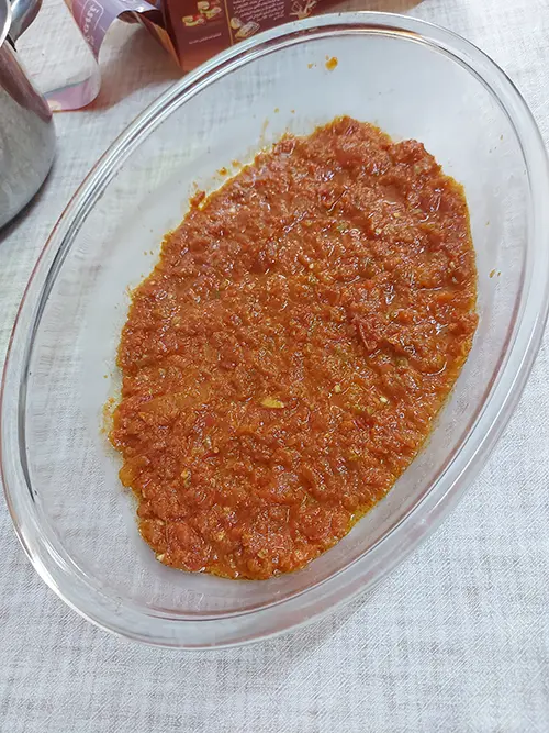 première couche de sauce tomate
