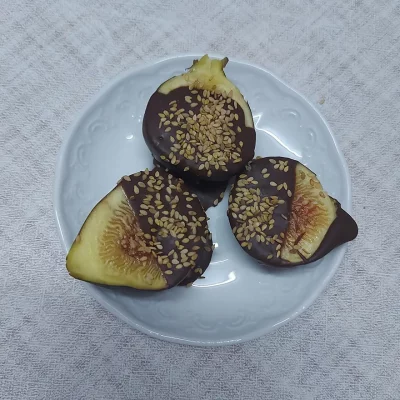Bouchées de figues au chocolat et graines de sésame