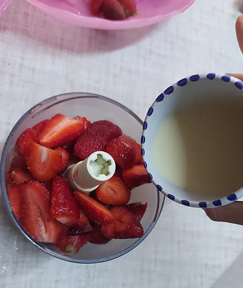mixer les fraises avec le lait concentré 