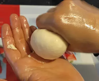 Façonner les boules de pâte. 