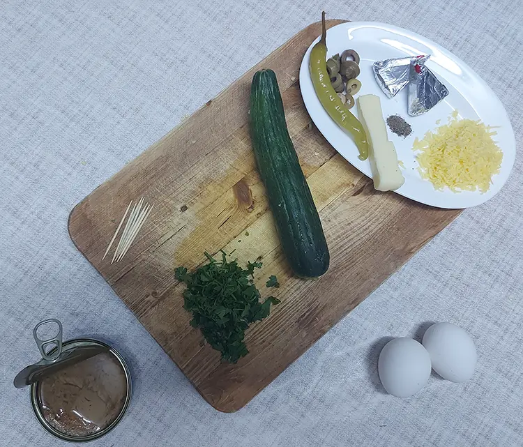 ingrédients pour les roulés de concombre farcis au fromage, thon et œufs 