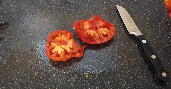 Couper les tomates.