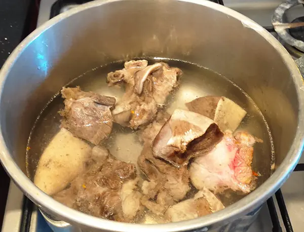 Faites bouillir la viande dans de l'eau.