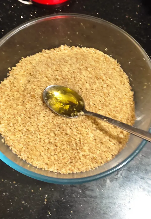 Enrober les grains de semoule d'huile d'olive.