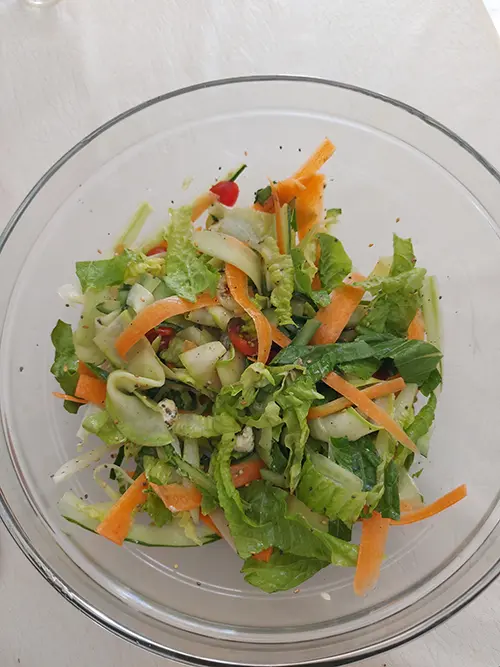 mélanger la salade de courgettes