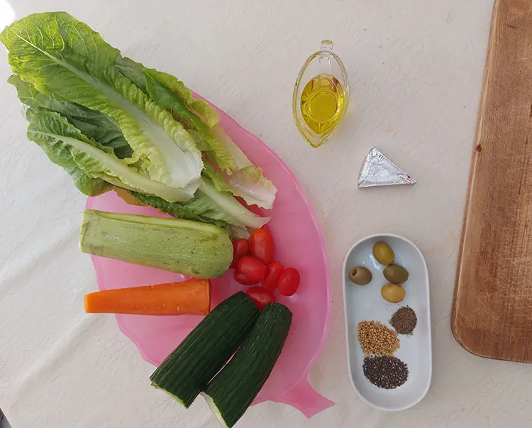 ingrédients de salade de rubans de courgettes et légumes croquants 