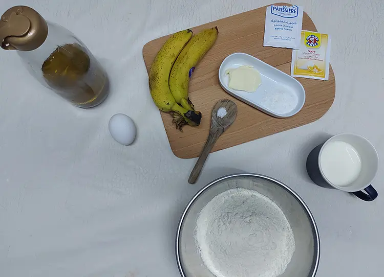 ingrédients du gâteau à la banane, cuit à la poêle avec un seul œuf 