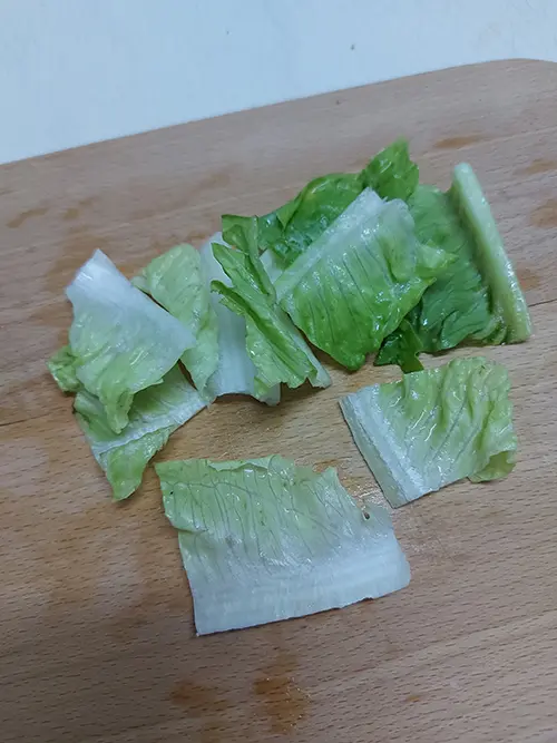 Couper les feuilles de salade.