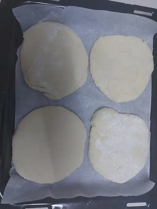 Déposer les pain pita sur une plaque de cuisson.