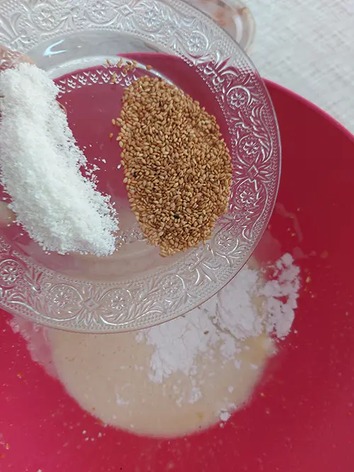 Ajouter les graines de sésame et la noix de coco.