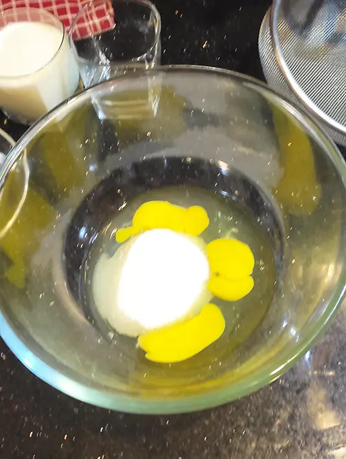 Mélangez les œufs et le sucre.
