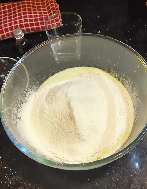 Ajouter la farine et la levure.