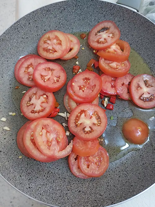 Ajouter les tomates.