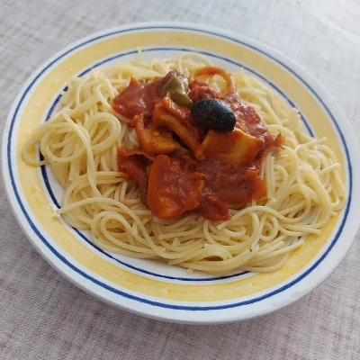 Spaghetti aux calamars en sauce tomate