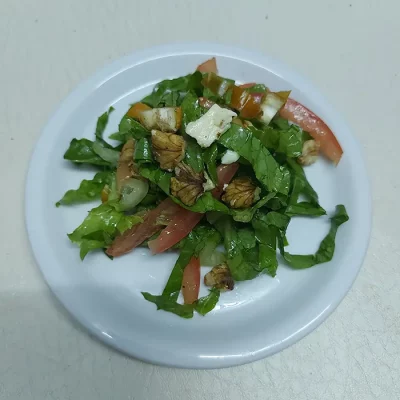 Salade de dattes, laitue et tomates fraîches
