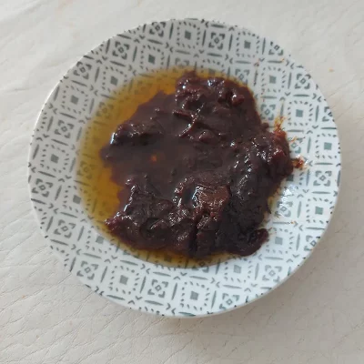 Sauce aux oignons, raisins secs et épices (Charmoula sfaxienne)