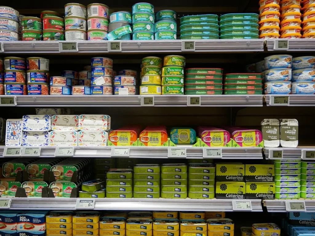 Rayon de supermarché avec différentes boîtes de sardines