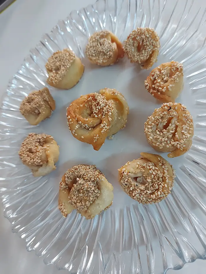 Spirale croustillante au miel et sésame (Debla tunisienne)