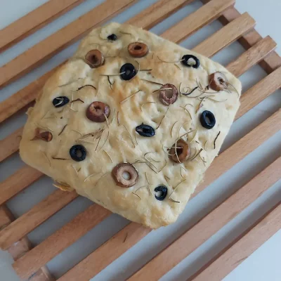 Focaccia italienne facile aux olives et romarin