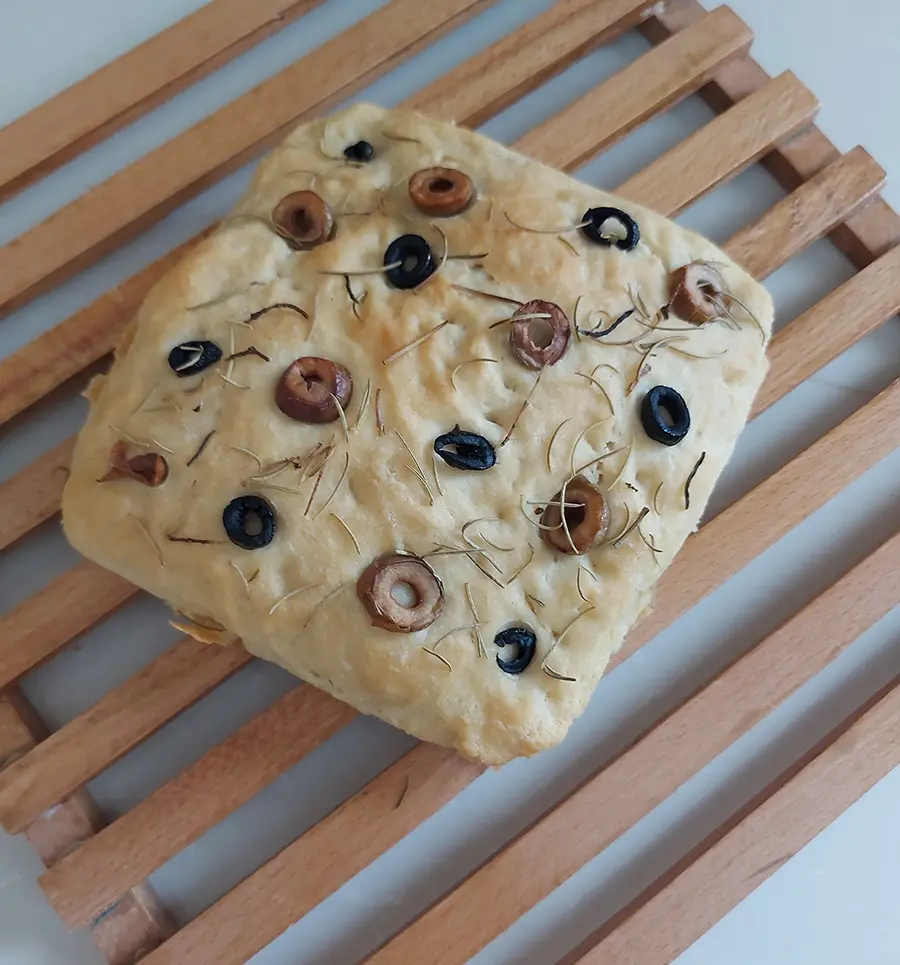 Focaccia italienne facile aux olives et romarin