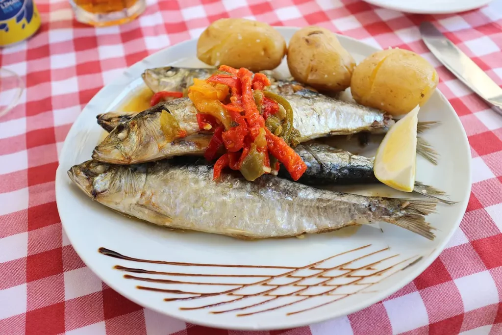 Assiette de sardines et légumes.